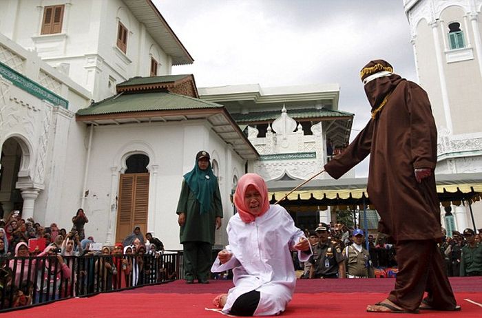 Наказание за добрачный секс в Индонезии