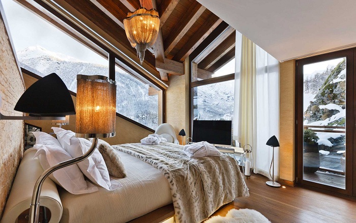 Уютные спальни с зимними видами из окна