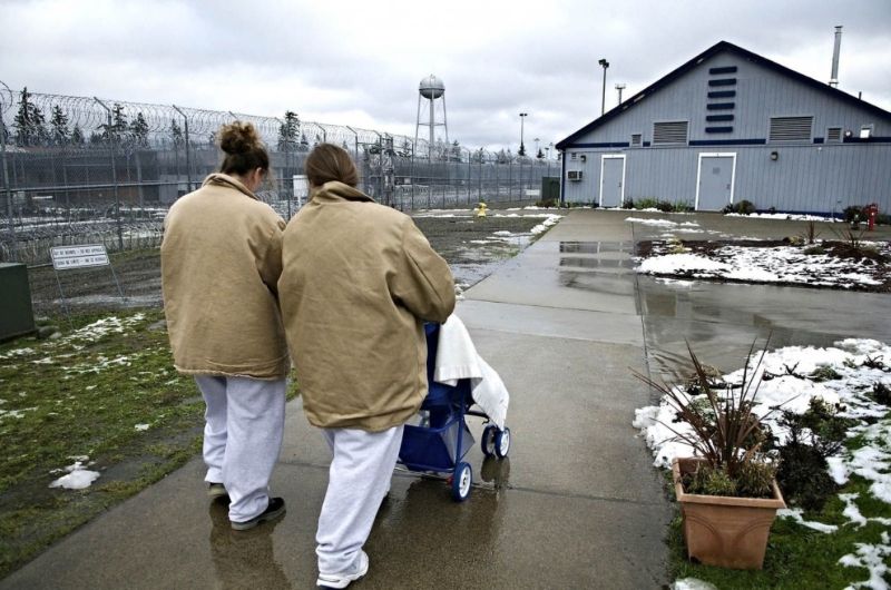 Жизнь заключенных матерей и их детей в тюрьмах США