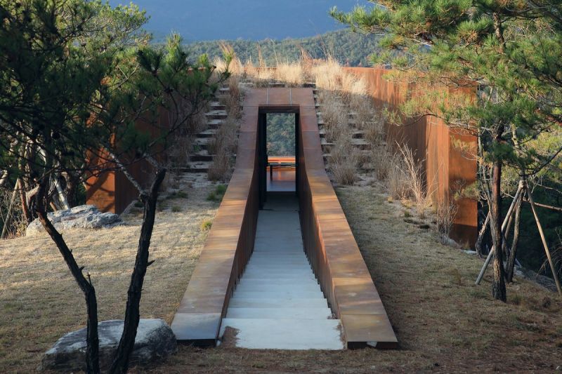 Дом Hyunam, врезанный в гору в Южной Корее