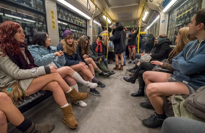 В метро без штанов-2016 (No Pants Subway Ride)