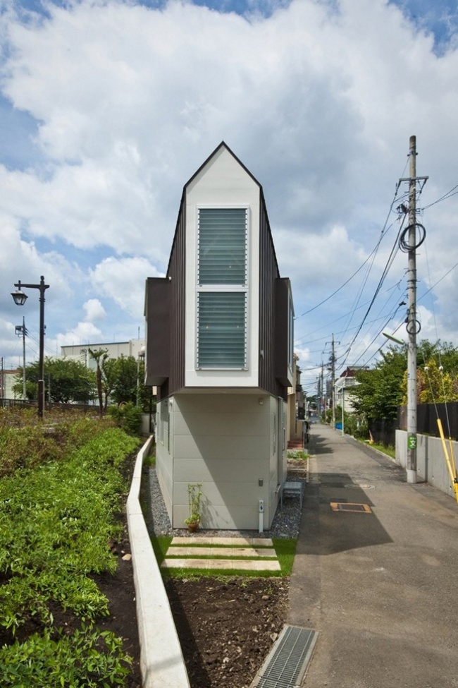 Небольшой треугольный дом с удобным внутренним пространством