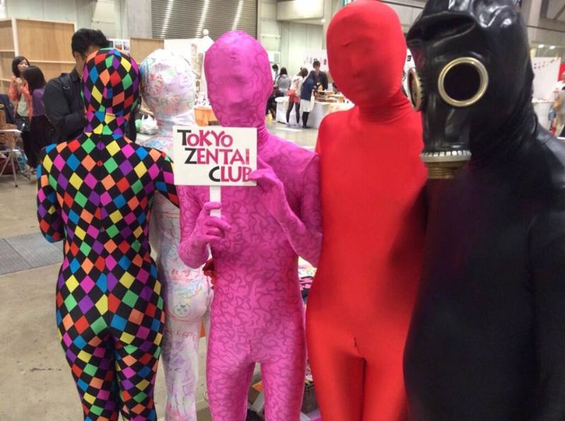 Японцы снимают напряжение, одеваясь в костюмы из лайкры на все тело