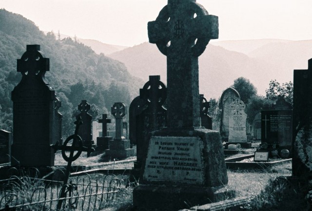 10 самых известных кладбищ с призраками