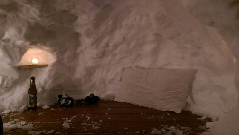 Холостяцкая берлога из снега на заднем дворе дома
