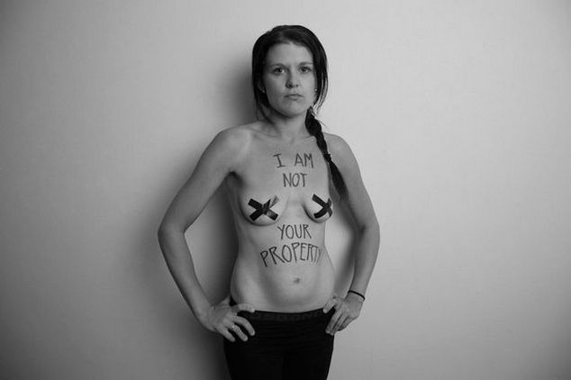 Серия откровенных снимков, против сексуального насилия