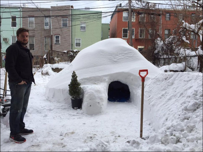 Житель Бруклина построил домик из снега и попытался сдать его в аренду