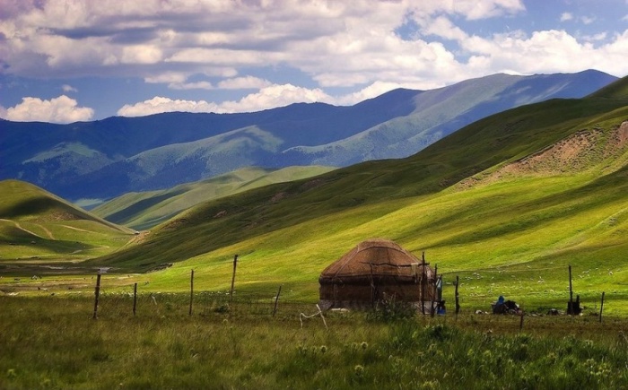 Красивейшие фотографии цветущих степей и удивительных горных вершин Казахстана