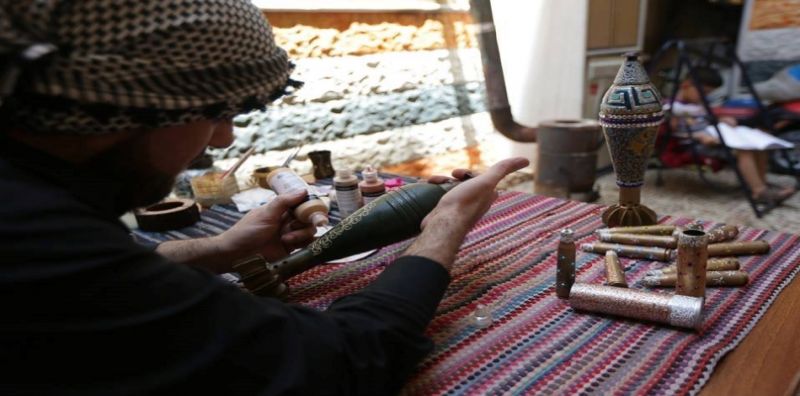 Сирийский художник расписывает минометные снаряды и гильзы