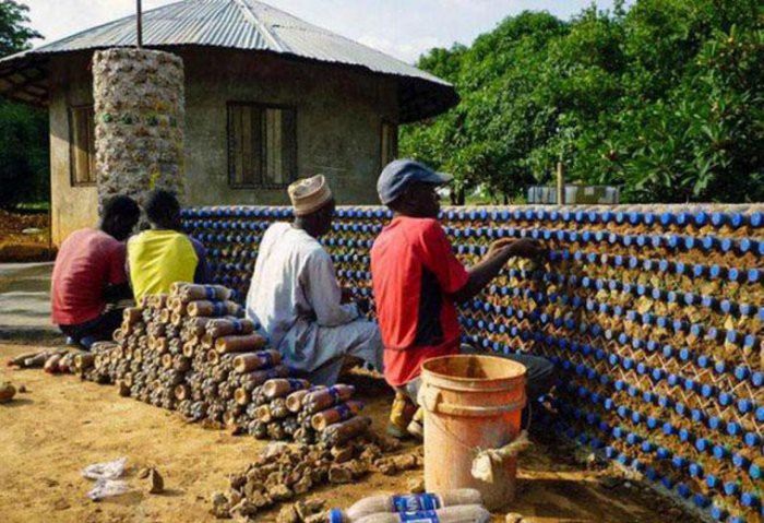 В Нигерии строят дома из пластиковых бутылок