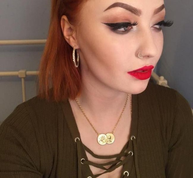 Любительница косметики поделилась своими фото без макияжа
