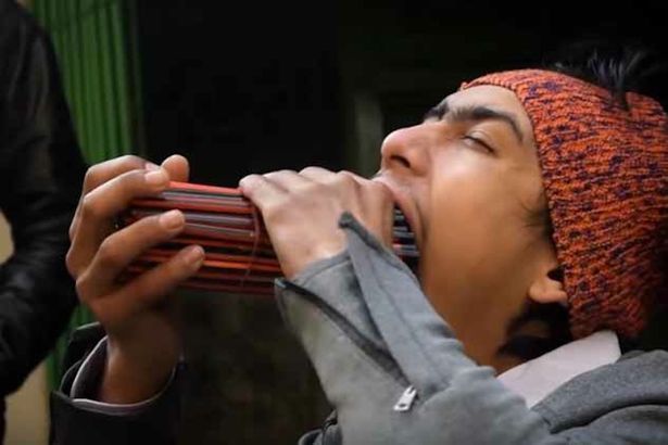 Непальский паренек затолкал себе в рот 138 карандашей