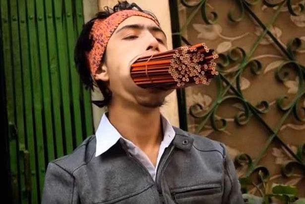 Непальский паренек затолкал себе в рот 138 карандашей