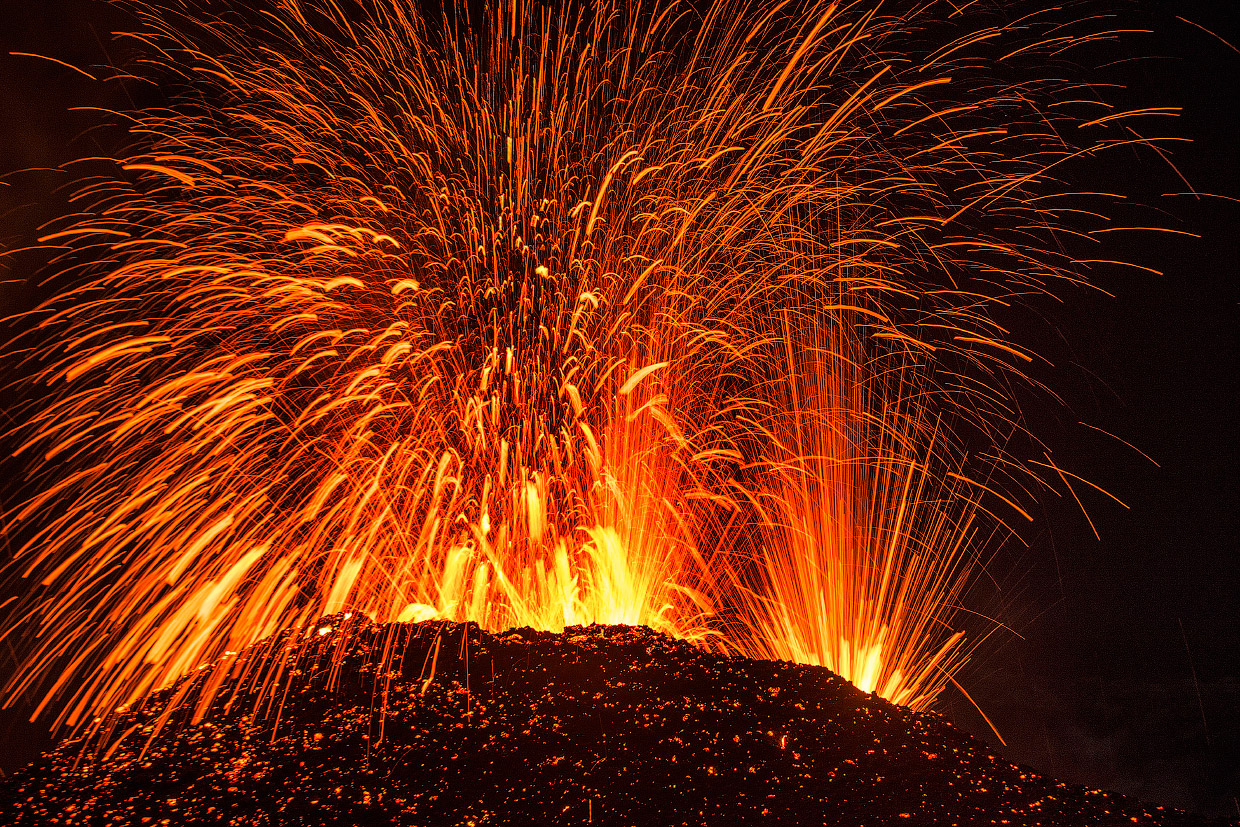 Щитовой вулкан Питон-де-ла-Фурнез или врата ада во Франции
