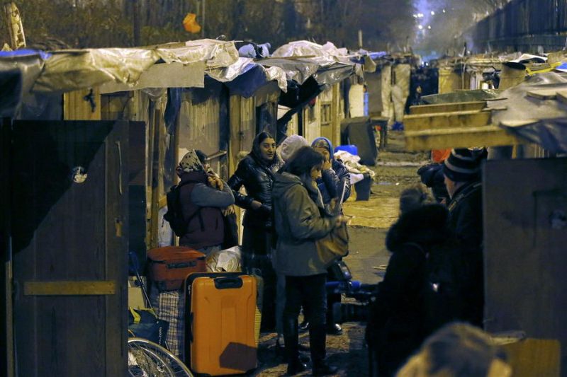 Цыганский лагерь на железнодорожных путях на окраине Парижа