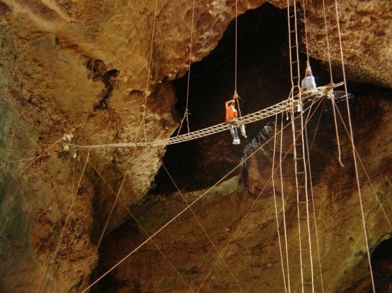 Пещеры ужасов Гомантонг в малазийских джунглях Борнео