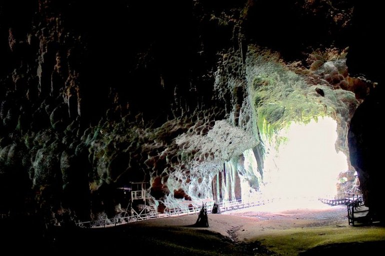 Пещеры ужасов Гомантонг в малазийских джунглях Борнео