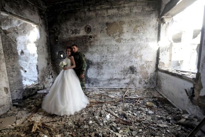 Фотосессия сирийских молодоженов посреди развалин города Хомс