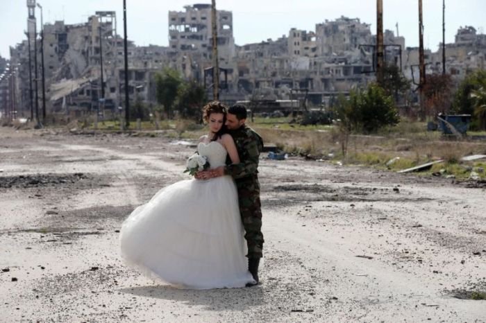 Фотосессия сирийских молодоженов посреди развалин города Хомс
