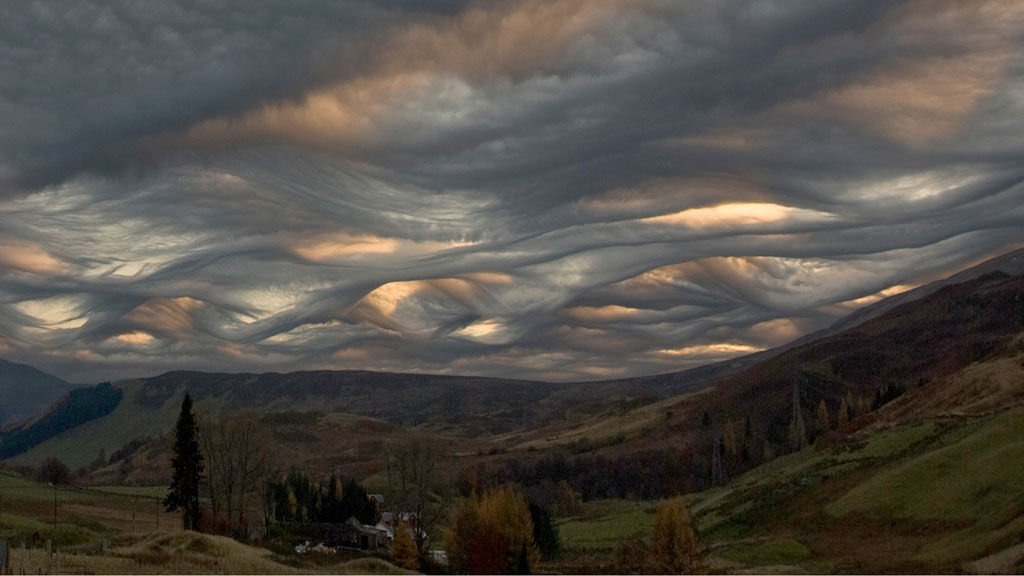 Ундулатус асператус. Волнисто-бугристые (Дьявольские) облака. Волнисто бугристые облака. Облака асператус. Он окружен невиданными природными красотами