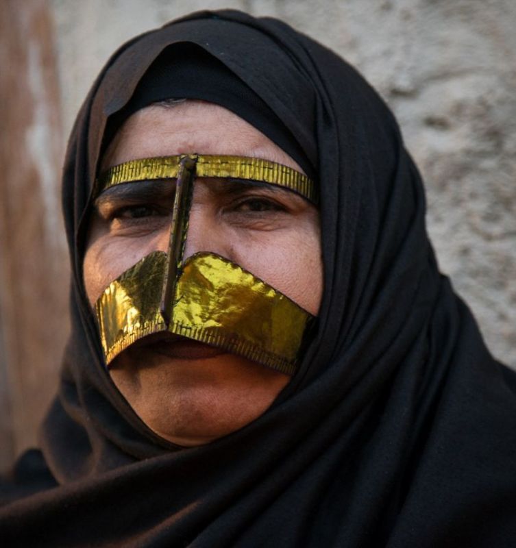 Усатые маски иранских женщин