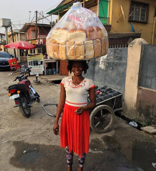 Как нигерийская продавщица хлеба случайно стала популярной фотомоделью