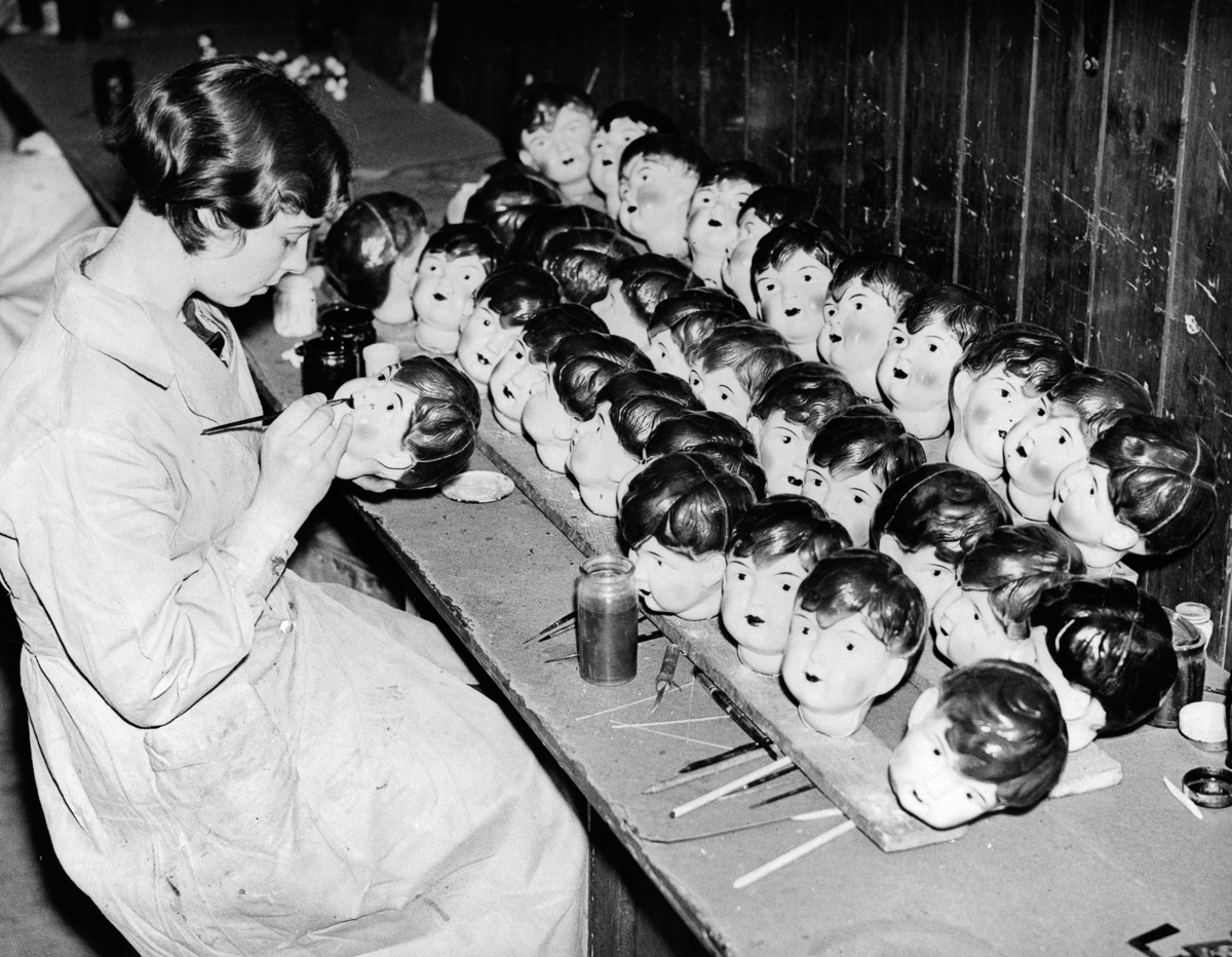Жутковатые фотографии кукольного завода прошлых лет