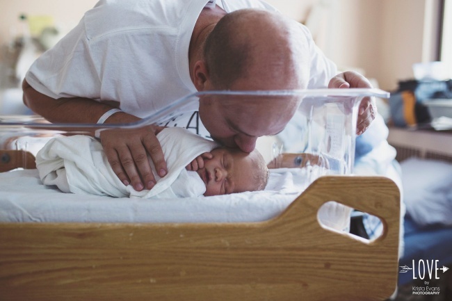 10 фотографий отцов в момент знакомства с новорожденными детьми