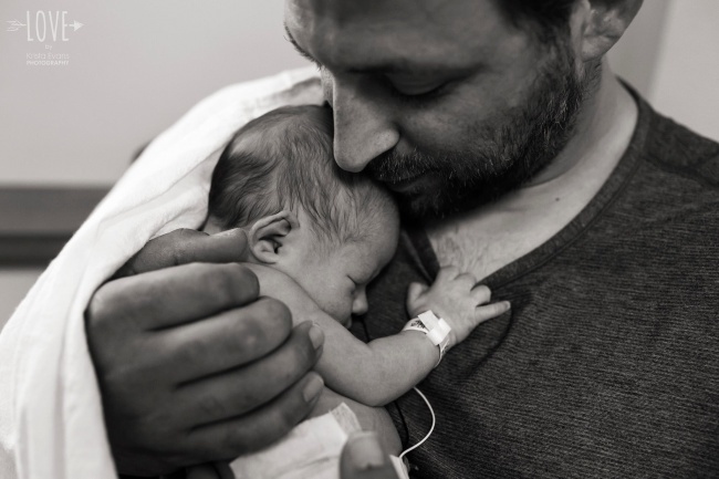 10 фотографий отцов в момент знакомства с новорожденными детьми