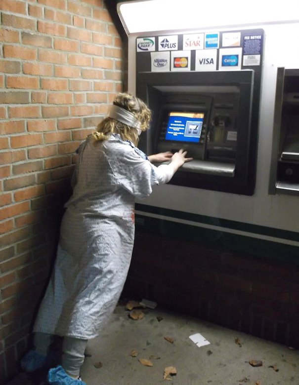 Люди снимают деньги с банкоматов в разных странах