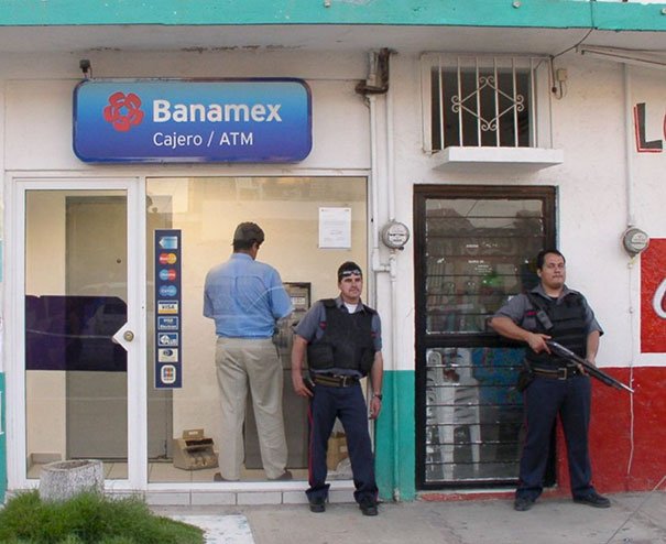 Люди снимают деньги с банкоматов в разных странах