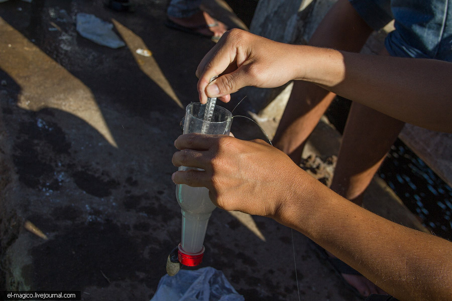 Как вьетнамцы ловят рыбу при помощи пластиковых бутылок