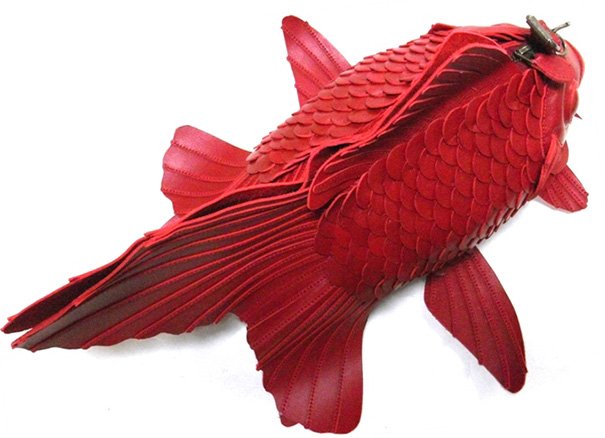 Стильные сумки от японского дизайнера в виде золотых рыбок