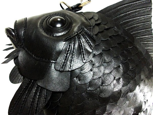 Стильные сумки от японского дизайнера в виде золотых рыбок