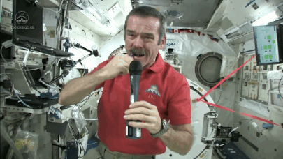 10 интересных фактов в гифках о жизни астронавтов в космосе