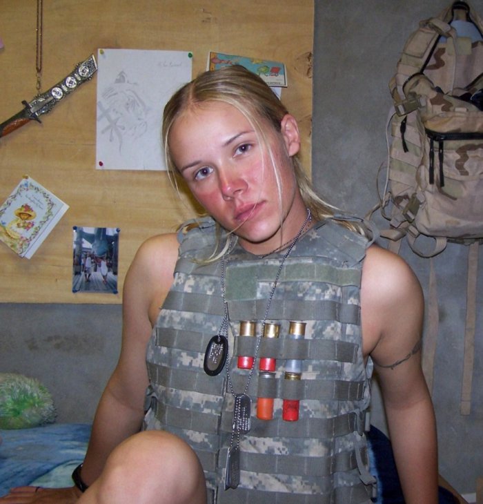 Красивые девушки в военной форме