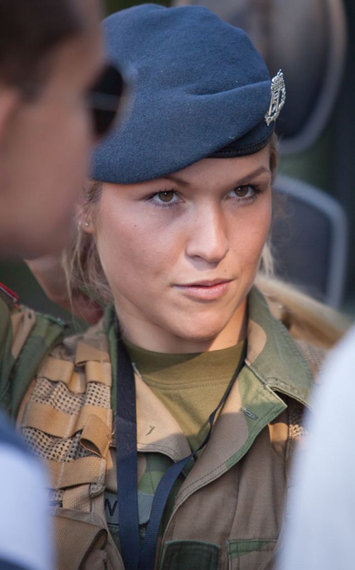Красивые девушки в военной форме