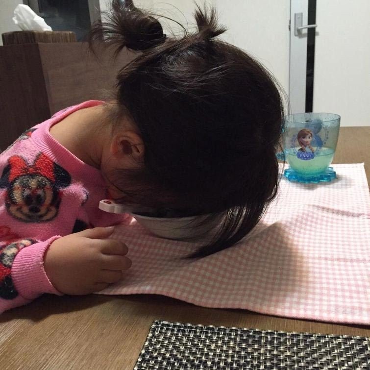 Японские дети, которые заснули в смешных позах и в необычных местах