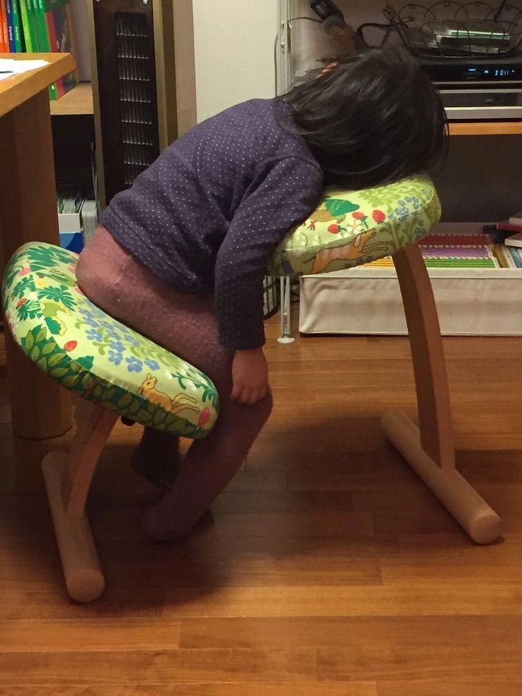 Японские дети, которые заснули в смешных позах и в необычных местах