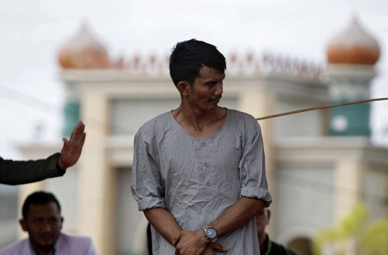 За азартные игры в Индонезии придают публичной порке бамбуковыми палками