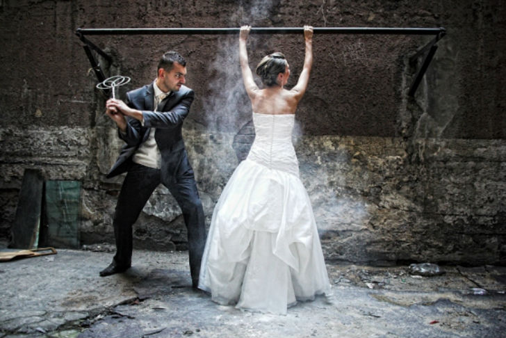 Необычный тренд в свадебной фотографии — Платье в хлам