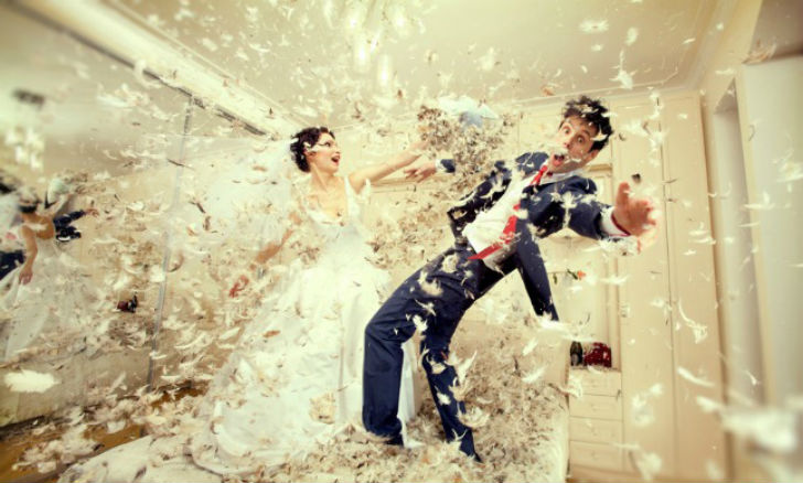 Необычный тренд в свадебной фотографии — Платье в хлам