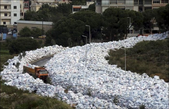 Река мусора в Бейруте