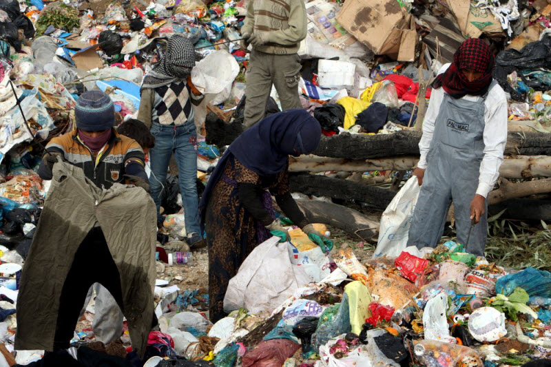 Сборщики мусора на свалке в Ираке