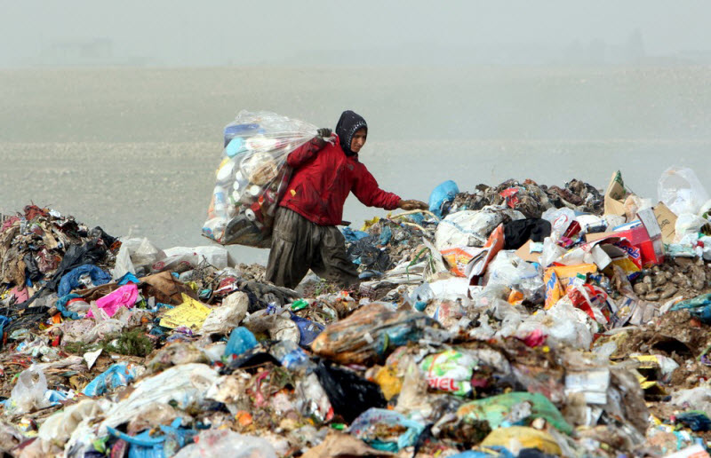 Сборщики мусора на свалке в Ираке