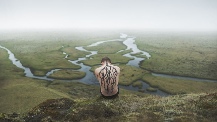 Сюрреалистичные сэлфи на фоне исландской природы