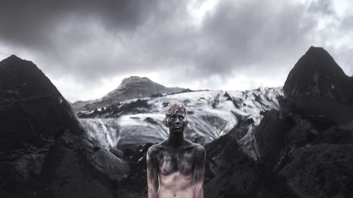 Сюрреалистичные сэлфи на фоне исландской природы