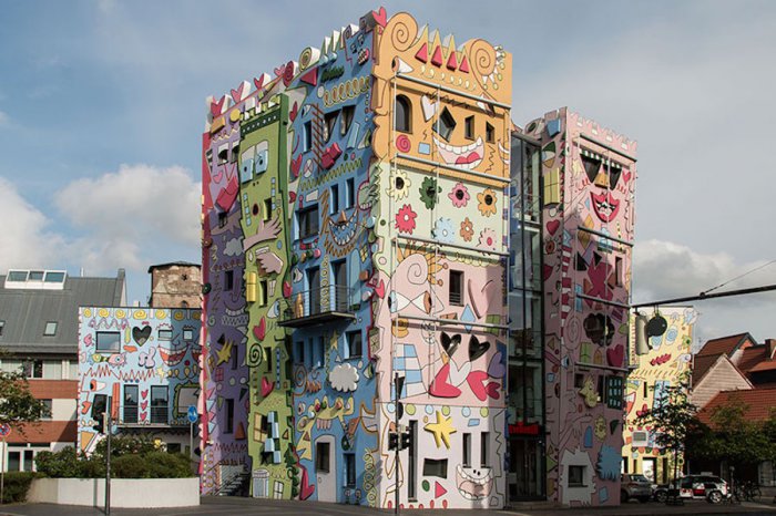 Счастливые фасады домов в немецком Брауншвейге