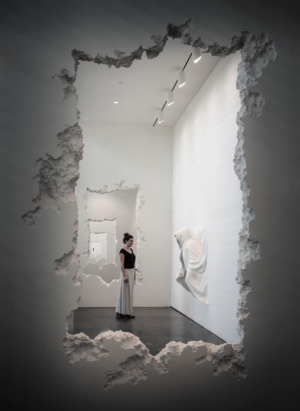 90-метровая инсталляция из пробитых стен