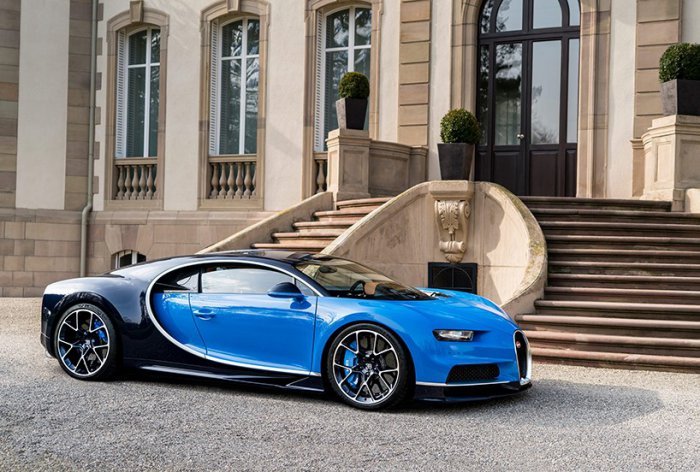 Гиперкар Bugatti Chiron на автошоу Geneva Motor Show 2016
